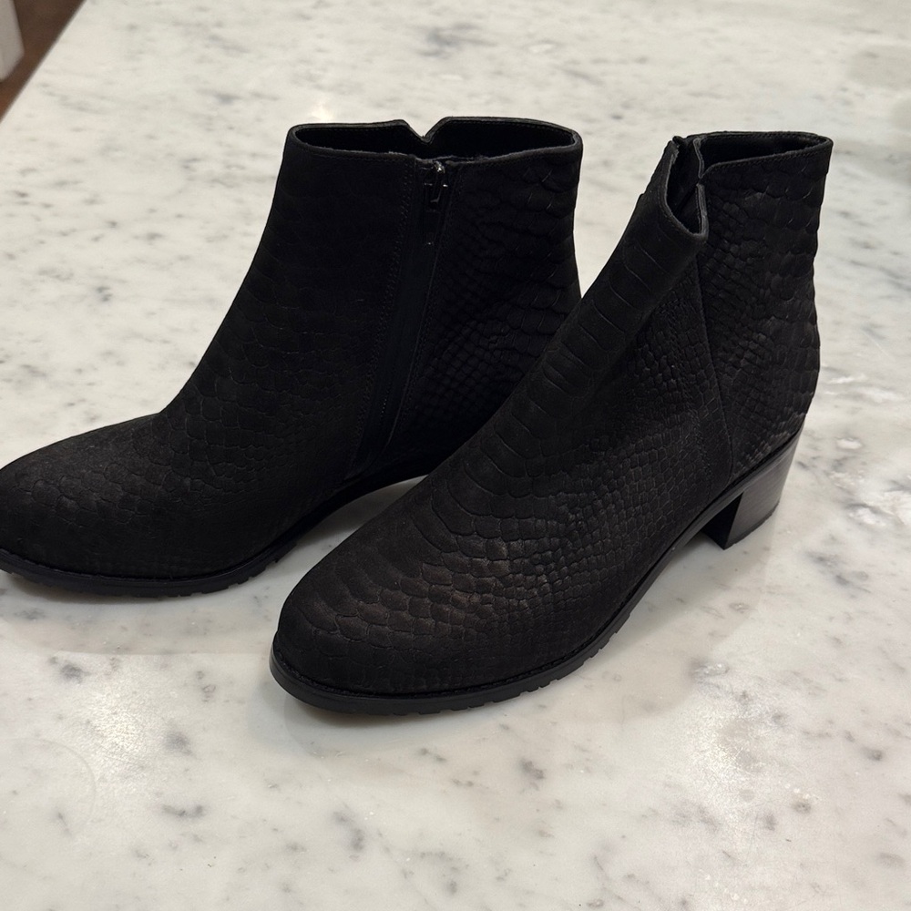 Vaneli Black Snake skin Textured Ankle Booties Brand New